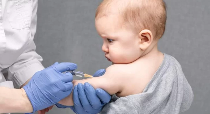 Desde el lunes serán libres las vacunas para niñas y niños de 6 meses a 2 años inclusive