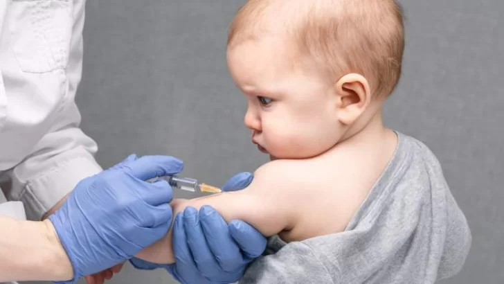 Desde el lunes serán libres las vacunas para niñas y niños de 6 meses a 2 años inclusive