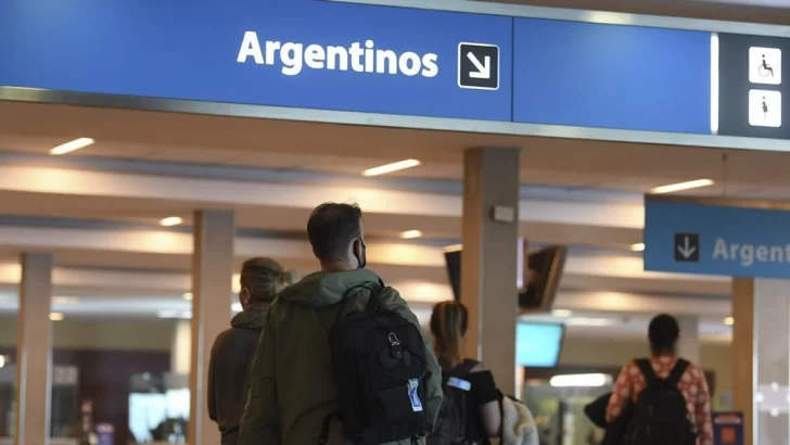 El pasajero que ocultó tener coronavirus está detenido y habrá sanción para la línea aérea