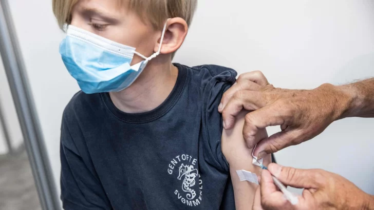 Comienza a aplicarse la tercera dosis de la vacuna contra el coronavirus en niños