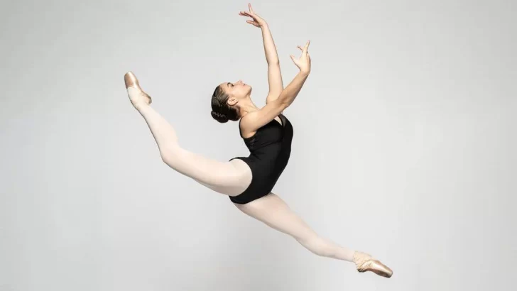 Tras su formación en el exterior, la bailarina Valentina Facal dicta clases de danza en la ciudad