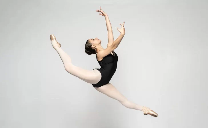 Tras su formación en el exterior, la bailarina Valentina Facal dicta clases de danza en la ciudad
