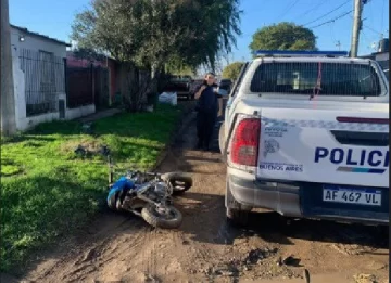 Apedrean a policías que perseguían a dos sujetos a bordo de una moto robada