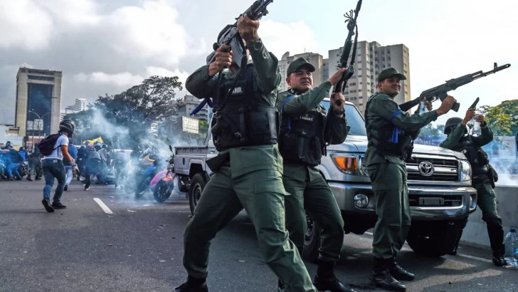 Reprimen con gases lacrimógenos el inicio de la protesta antichavista en Caracas