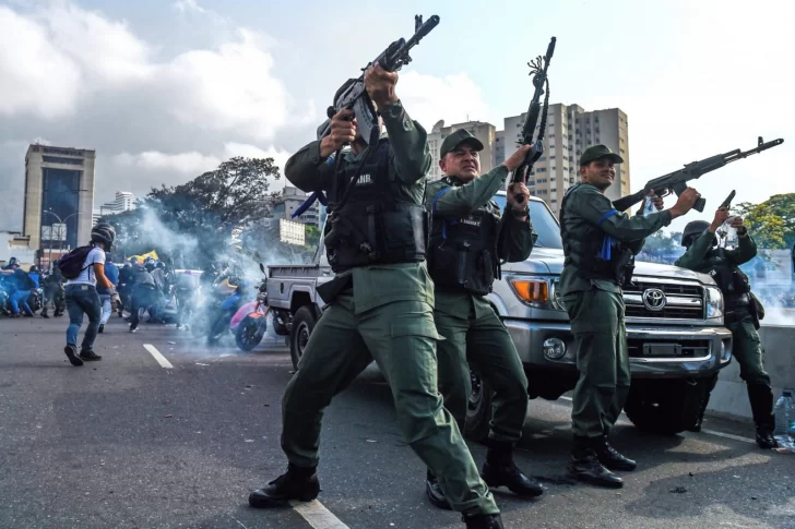 Reprimen con gases lacrimógenos el inicio de la protesta antichavista en Caracas