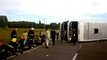 Volcó micro que transportaba chicos en la ruta 2: dos nenas muertas