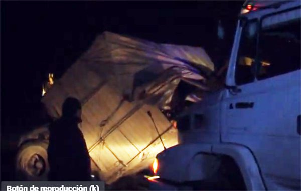 Transportista volcó carga de su acoplado en el Puente Taraborelli