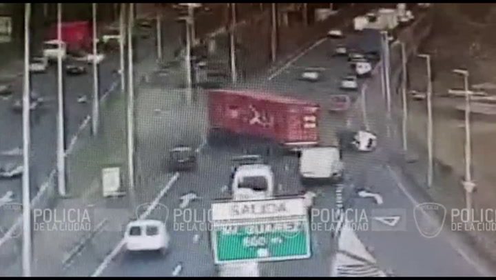 Video: momento en el que un camión volcó su acoplado sobre la autopista 9 de julio