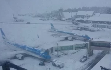 Vuelos desviados, cancelados y demorados por la intensa nieve en Bariloche
