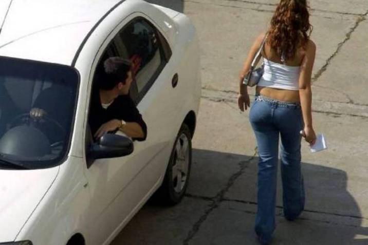 Alerta por intimidación a mujeres desde un automóvil