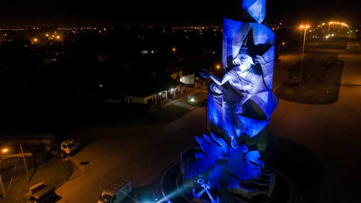 Puerto Quequén iluminó el monumento a combatientes de Malvinas