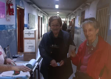 Son gemelas, tienen 81 años y fueron de las primeras en ir a votar