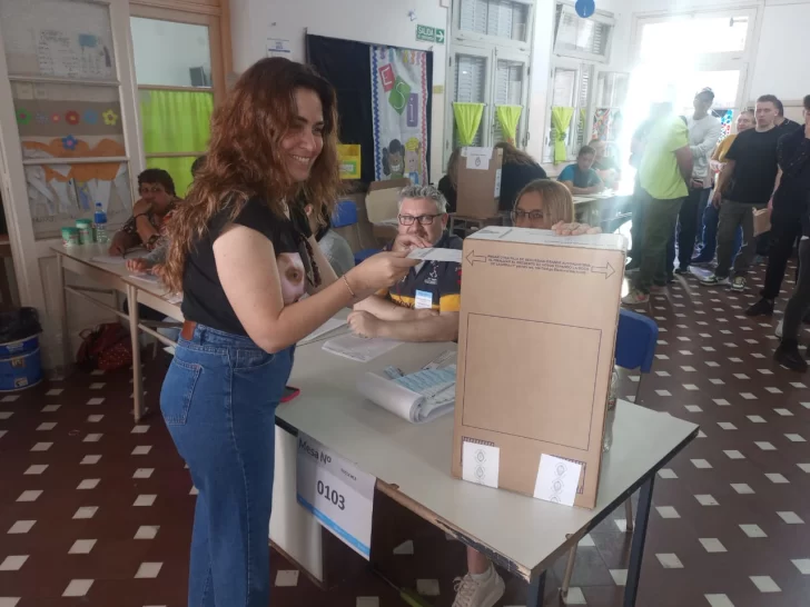 Votó Jimena López: esta noche será una de las voceras de Sergio Massa