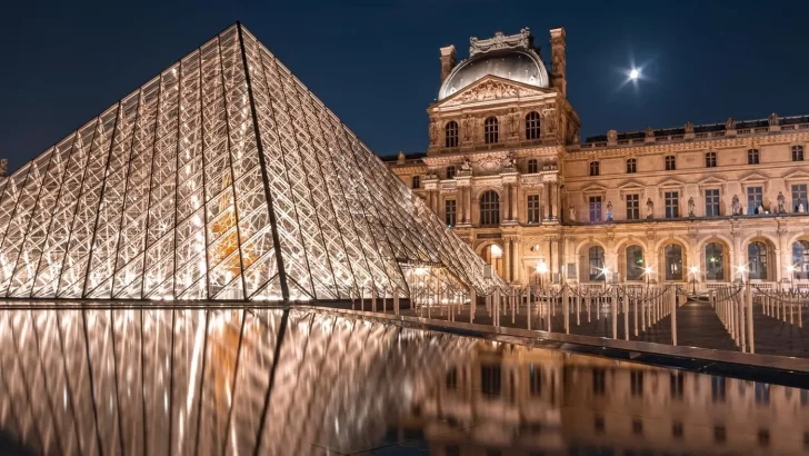 Evacúan el Museo del Louvre por temor a un atentado