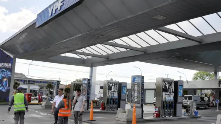 Cayó la venta de combustibles, pero YPF aumentó su participación en el mercado