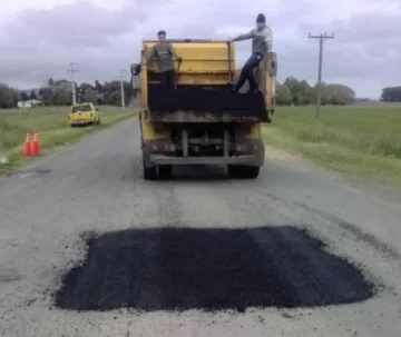 Trabajos de bacheo en ruta 227