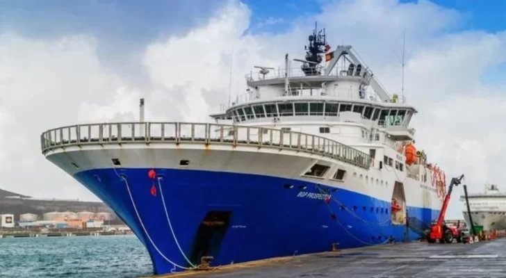 El barco de la exploración sísmica navega por Montevideo y se acerca nuestra costa