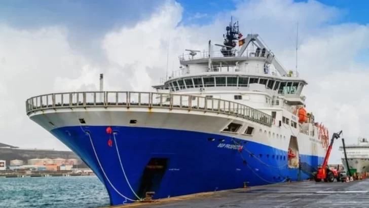 El barco de la exploración sísmica navega por Montevideo y se acerca nuestra costa