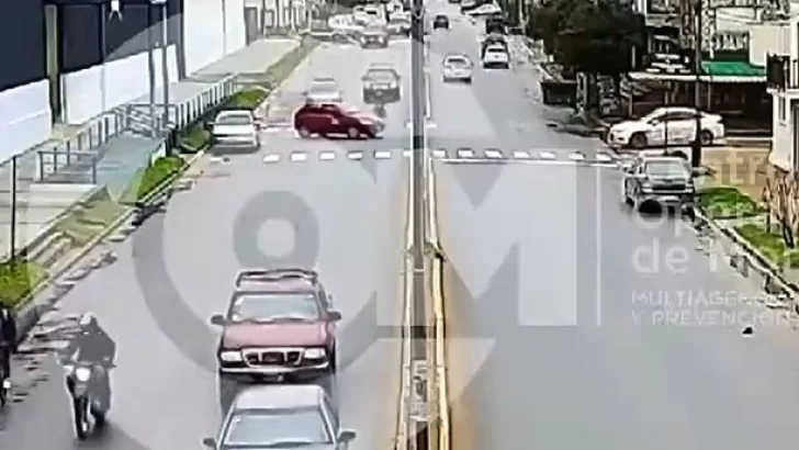 Salió del estacionamiento sin mirar y se chocó una moto