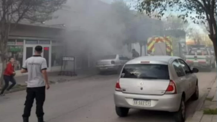 Se incendio un auto en la vía pública