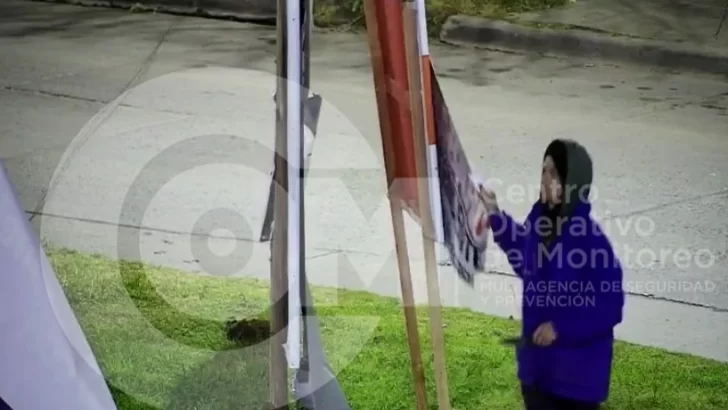 Destrozó con un cuchillo los carteles de campaña de todos los candidatos