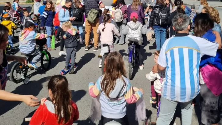 Las calles se llenaron de magia con la bicicleteada del Jardín 903