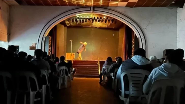 A sala llena en Ramón Santamarina inició el 12º Encuentro Juvenil de Teatro