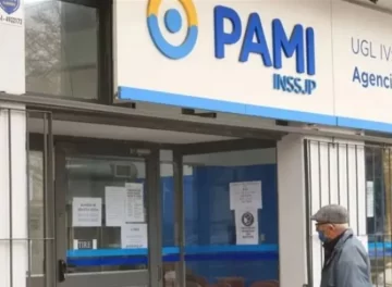 El PAMI comenzó a pagar el bono de 15.000 pesos en tres tramos del Programa Alimentario