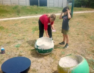 Vecinos pintaron los bancos de la plaza de Bahía de los Vientos