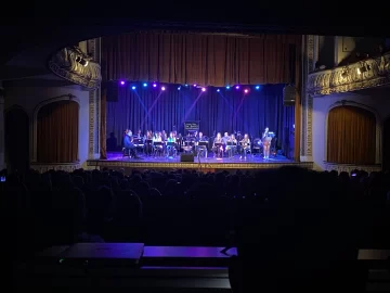 A sala llena, la Senior Big Band deslumbró en el Teatro París