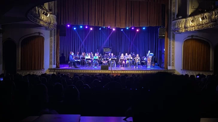 A sala llena, la Senior Big Band deslumbró en el Teatro París