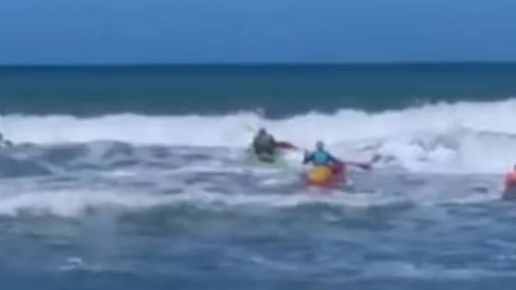 Rescatan a dos kayakisytas del mar