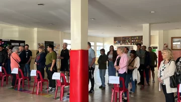 Ahora sí hay colas para votar en la mayoría de las escuelas