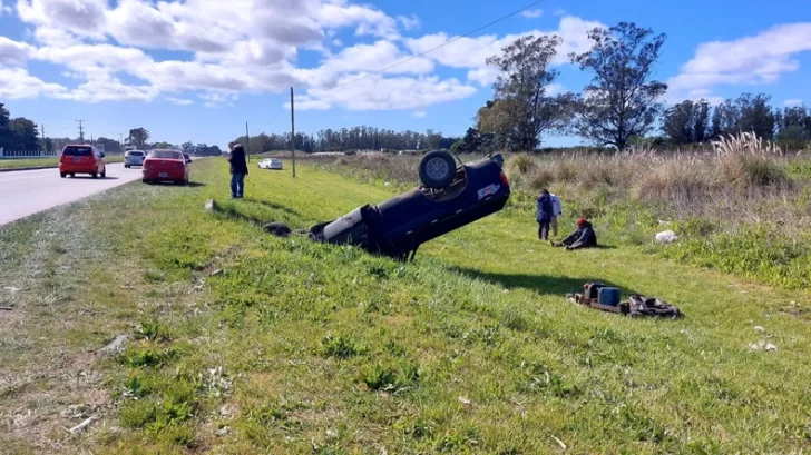 Increíble vuelco en la ruta 88: una camioneta quedó clavada en una alcantarilla