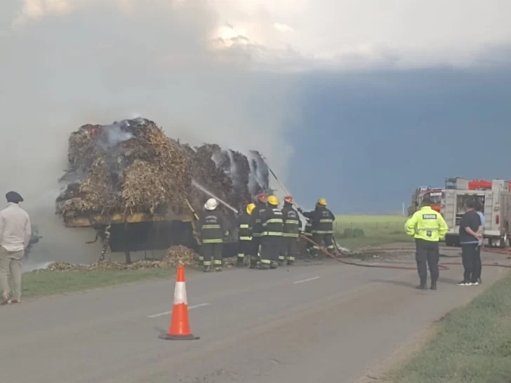 Ruta 75: ardió un camión carretón repleto de rollos de pasto