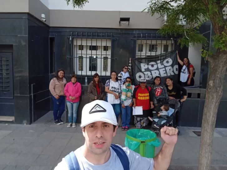 Manifestación del Polo Obrero en las puertas del municipio