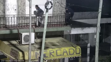 Treparon a un balcón para robar, pero se olvidaron que las cámaras los estaban vigilando