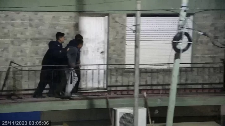 Así operaban los delincuentes que treparon a un balcón para robar