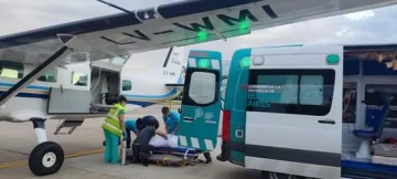 Traslado en un vuelo sanitario de un paciente del Ferreyra