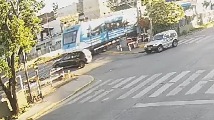 Video impactante: cruzó las vías con la barrera baja y murió una chica de 19 años