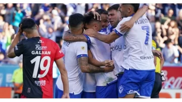 Vélez se salvó del descenso al superar a Colón y lo condenó a jugar un desempate por la permanencia