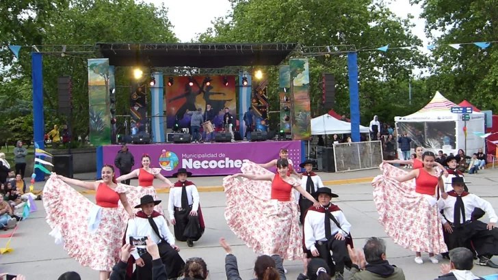 Danzas, música y tradición en la plaza Dardo Rocha