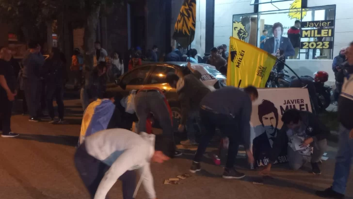 Militantes de La Libertad Avanza celebran en Necochea