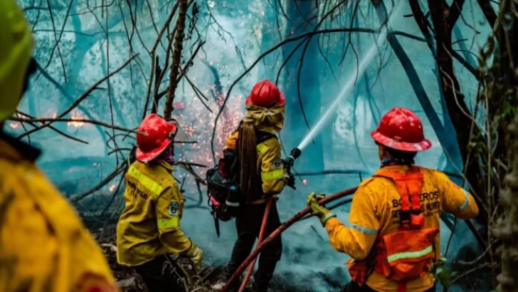 Incendio entre General Pueyrredon y Balcarce: bomberos trabajan en la zona