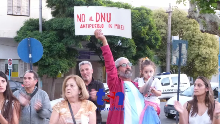 Manifestación en Necochea contra el DNU de Milei