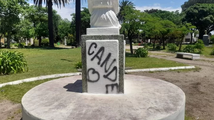 Vandalismo en la plaza Hipólito Yrigoyen de Quequén