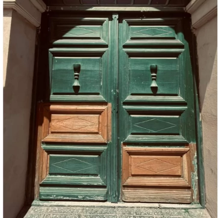 Las puertas de la iglesia Santa María del Carmen vuelven a su color original