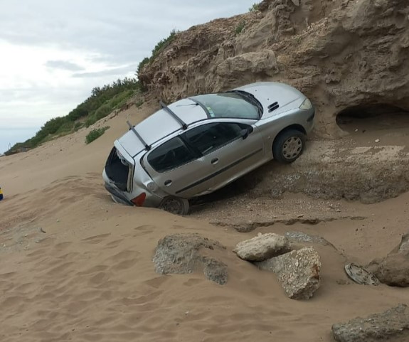 Se cayó un auto del acantilado en la la zona del Caño