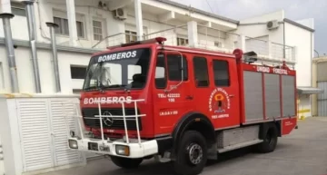 La Dulce celebró la llegada de un nuevo autobomba para los bomberos