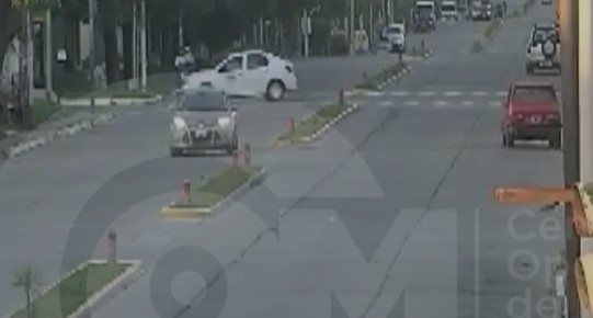 Motociclista cruzó en rojo y fue embestido por un remis